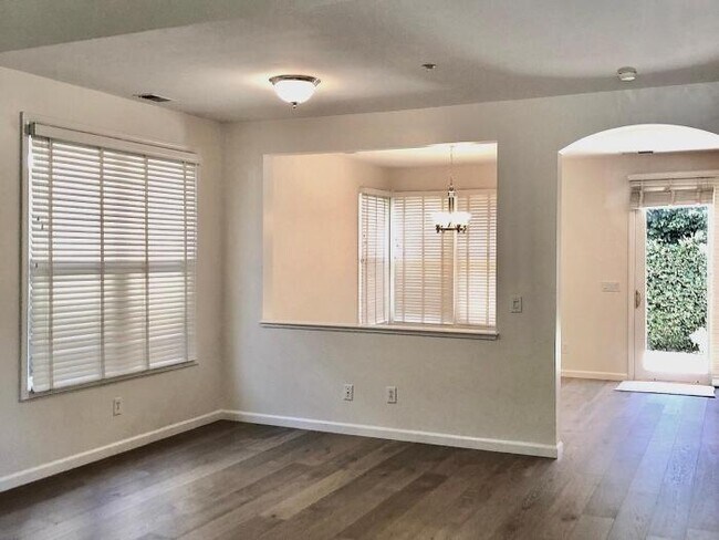 Building Photo - 4 bedroom in Menlo Park CA 94025