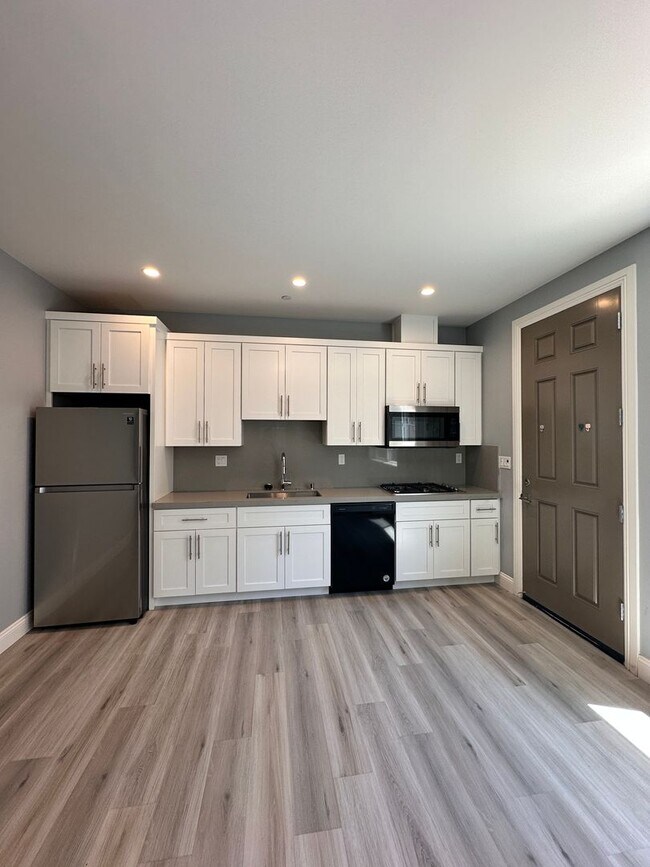 Foto del edificio - Attached separate first floor 1-bedroom, 1-bathroom suite