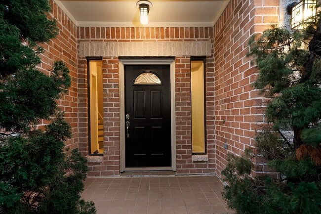 Building Photo - 914 W 25th St