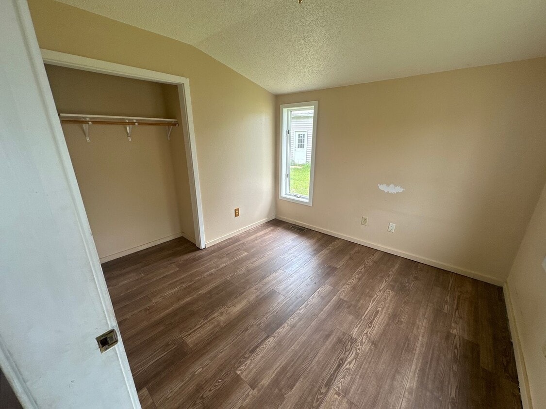 Building Photo - 3 bedroom Home