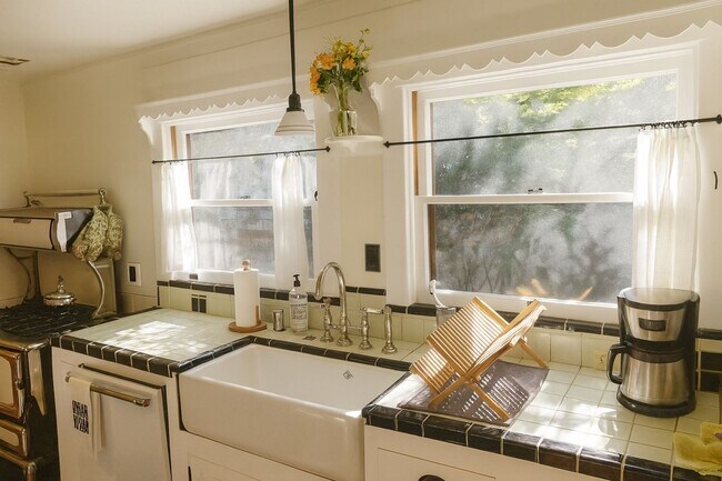 Foto del edificio - 3 Bed/2 Bath Craftsman Beauty in Historic ...
