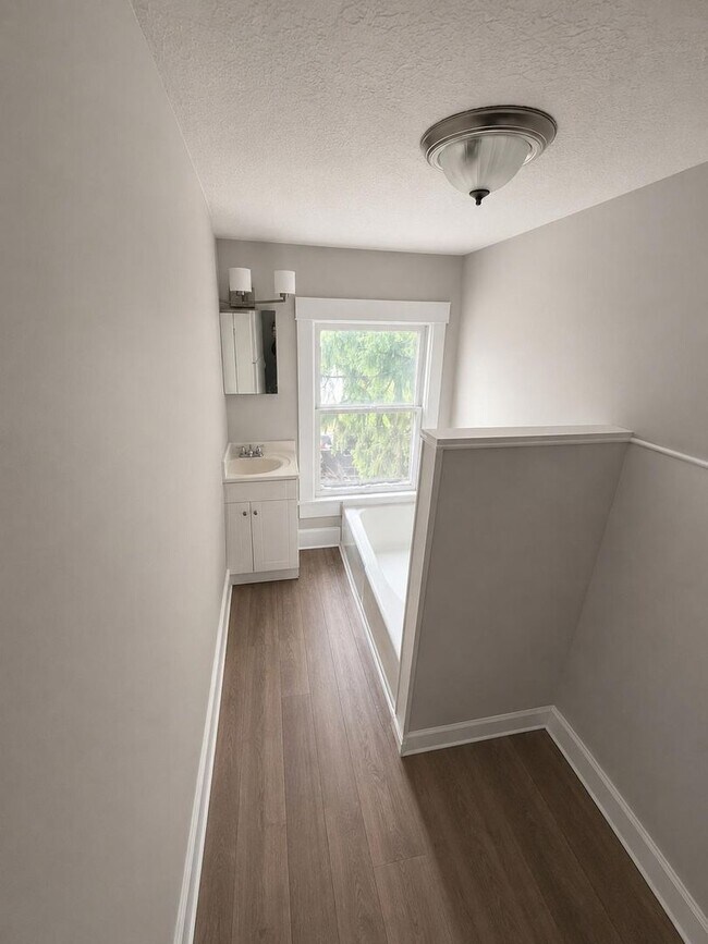 Building Photo - 4-Bedroom Home for Rent in Akron – Only $1,500!