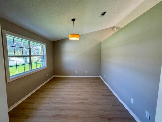 Foto del edificio - 529 Long Lake Dr