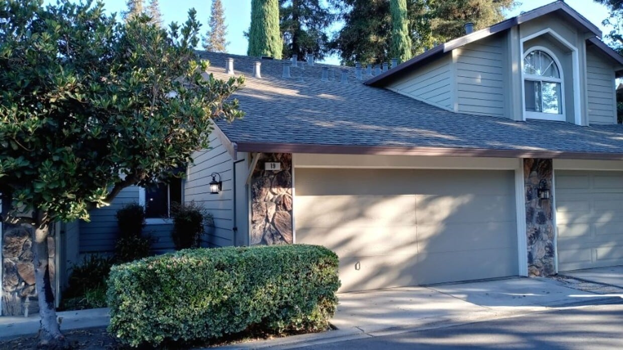 Primary Photo - Large 2-story 2 Bedroom Townhouse w/Garage...