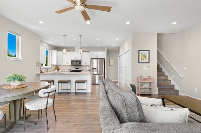 Building Photo - Modern 4-Bed Home in Sunstone Place