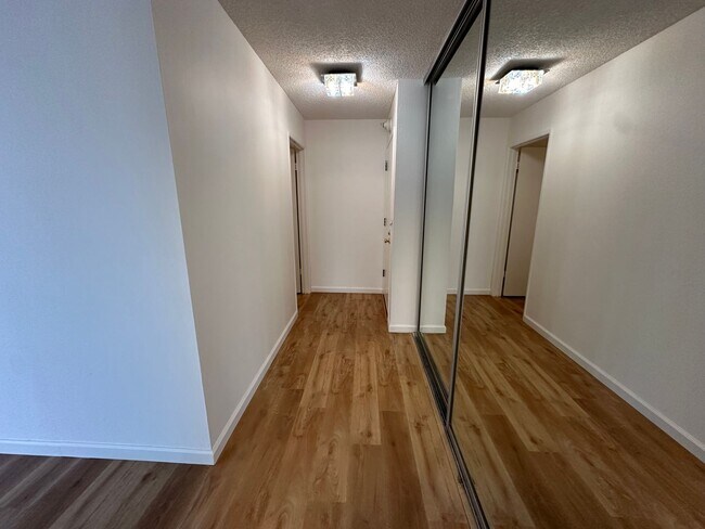 Building Photo - BEAUTIFUL BREATH TAKING VIEW UNIT!!! MUST ...