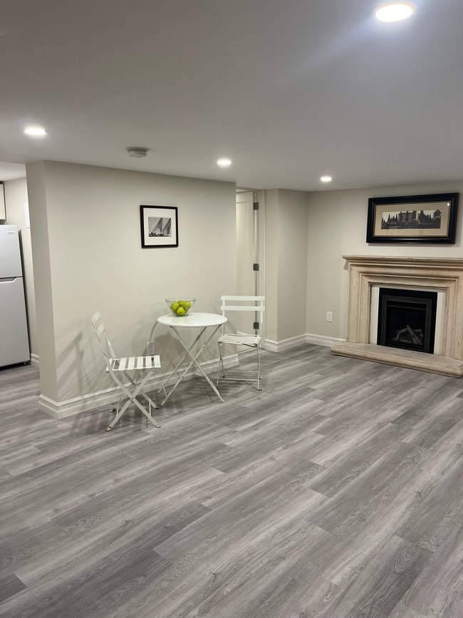 Photo du bâtiment - Gorgeous One Bedroom Apartment in Bloor We...
