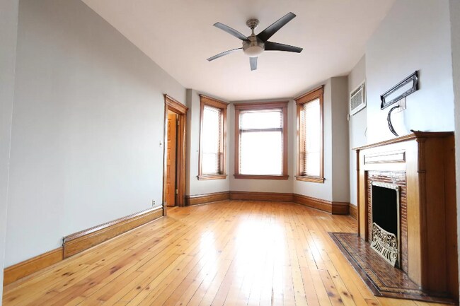 Building Photo - 2318 S Oakley Ave