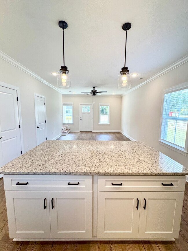 Foto del edificio - MOVE IN READY! BEAUTIFUL NEW home!!! ??? 3 Bedrooms, 2.5 Baths with garage