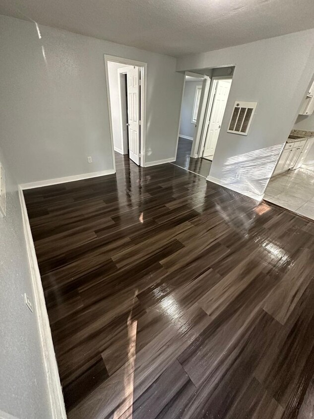 Foto principal - Fully Renovated 2/1 Single Family Availabl...