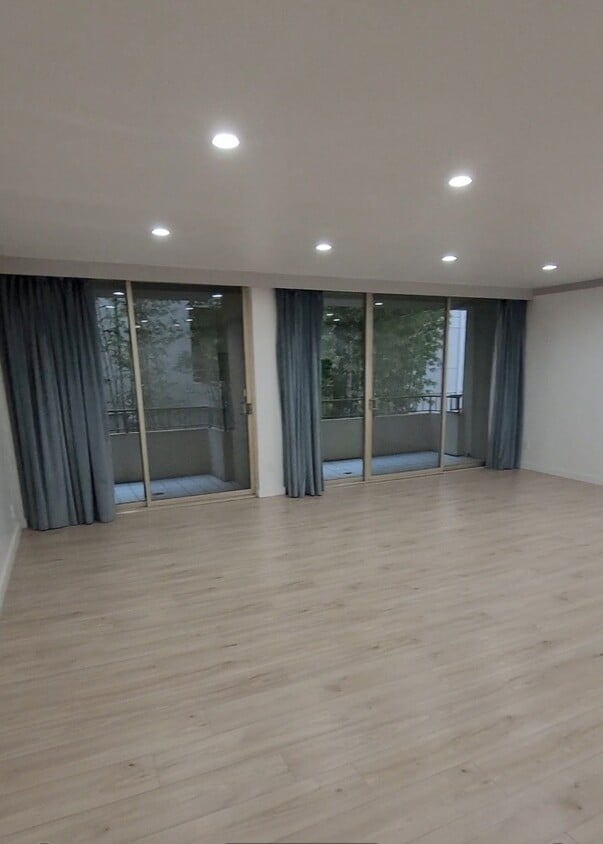 Double Balcony in Living Room - 1300 Midvale Ave