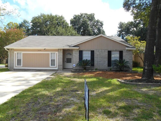 Building Photo - 4 Bedroom Home with 2 Bath and large back ...