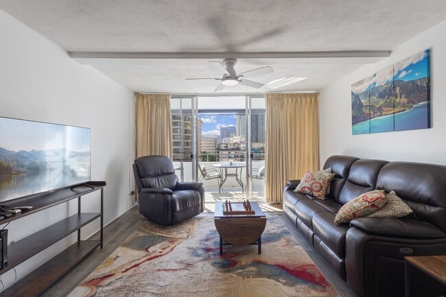 Foto del edificio - Heart of Waikiki | Kitchen | Free Parking ...