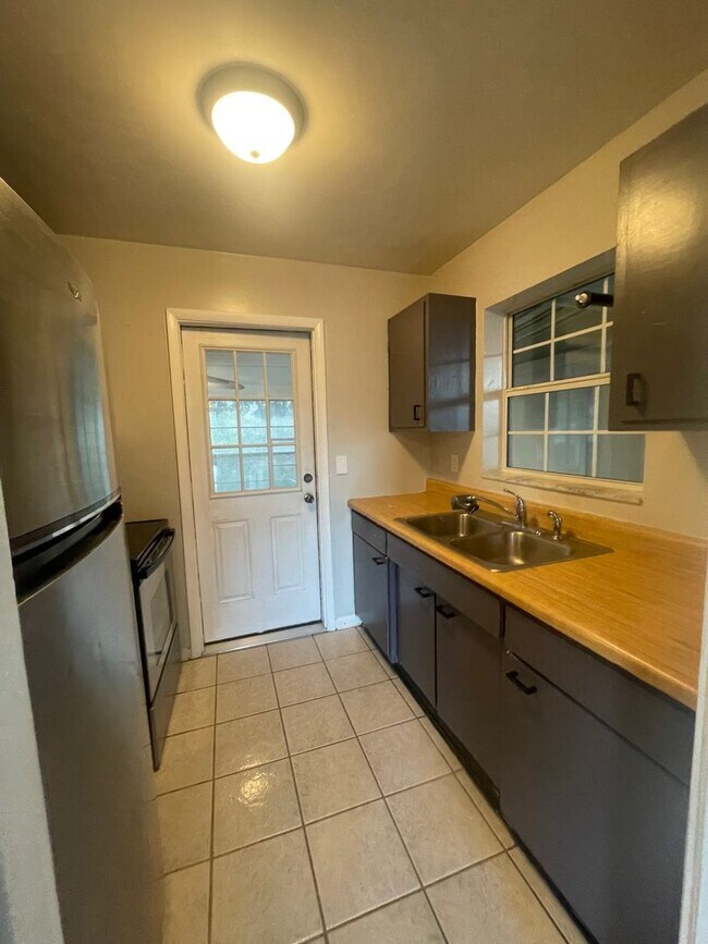 Foto del edificio - 2 Bed 1 Bath Home | Pet Friendly | Washer Dryer Hook Ups | Section 8 Welcome