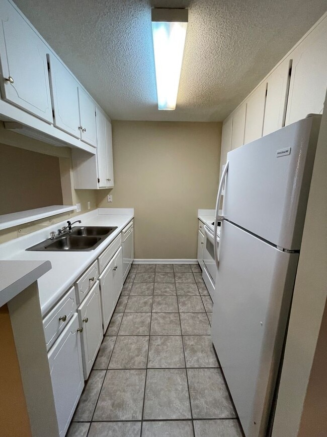 Building Photo - 101 S Spring View Dr