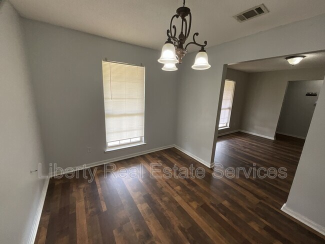 Foto del edificio - 1635 Latham Ct