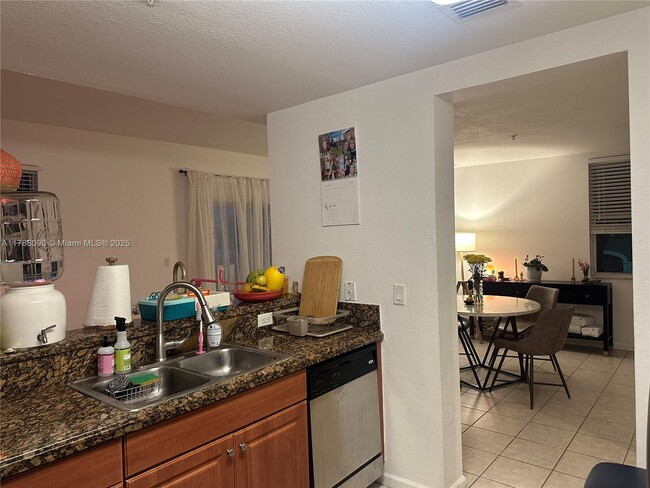 Foto del edificio - 11002 NW 83rd St