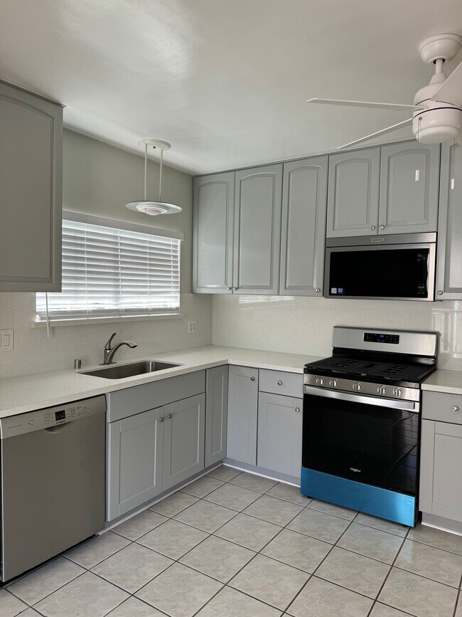 New Quartz counters, stove and microwave new - 84 W Palm Dr