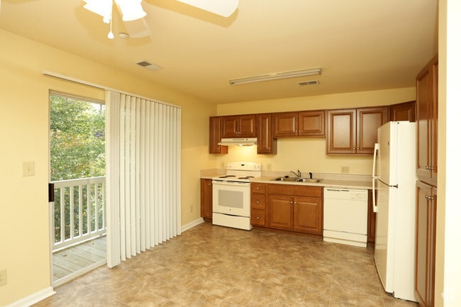 Kitchen - Regency at Longhill Apartments