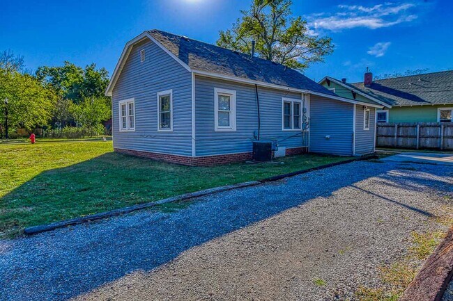 Building Photo - Charming Two  Bedroom with Hardwood Floors!
