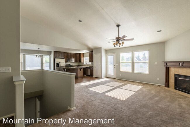 Foto del edificio - 5 br, 3 bath House - 2152 S. 500 E.