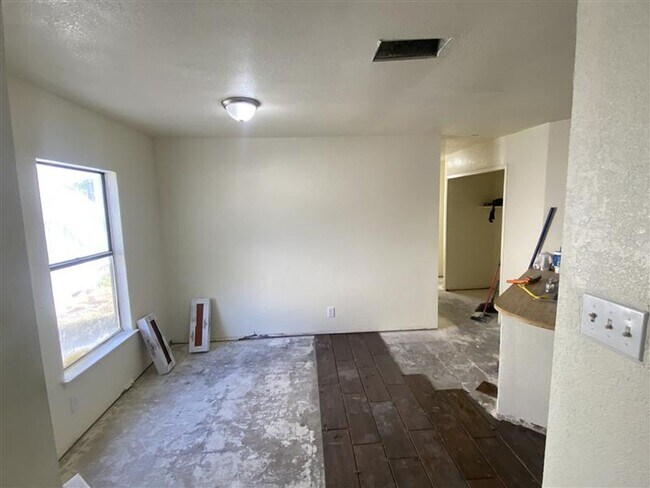 Foto del edificio - Cute 2/2 duplex with a garage