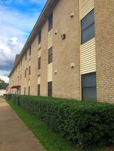 Building Photo - 122 Kickapoo St