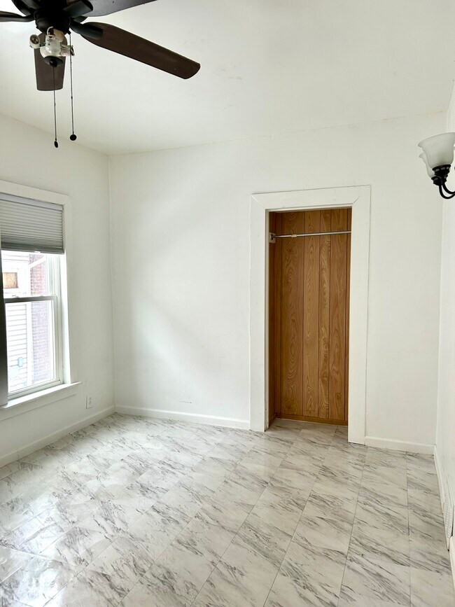 Living space - 584 Ridge Rd