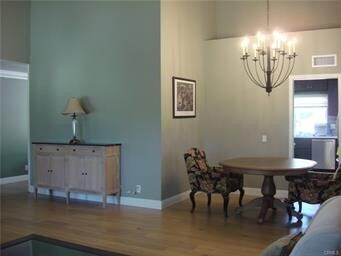 Foto del edificio - 15525 Grove Hill Ln