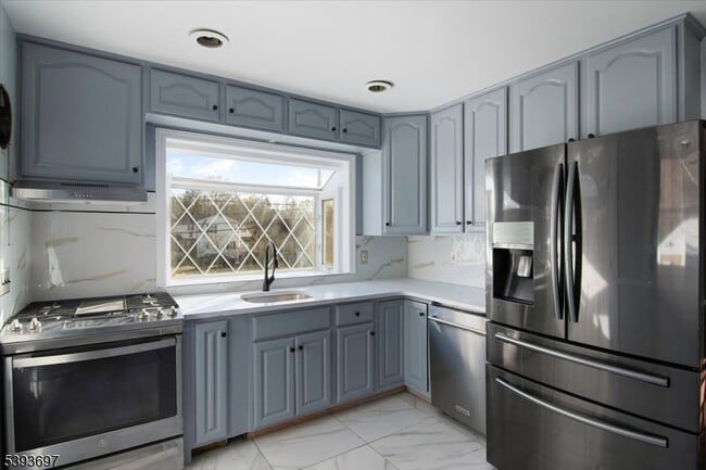 Foto del edificio - 301 Riverview Rd