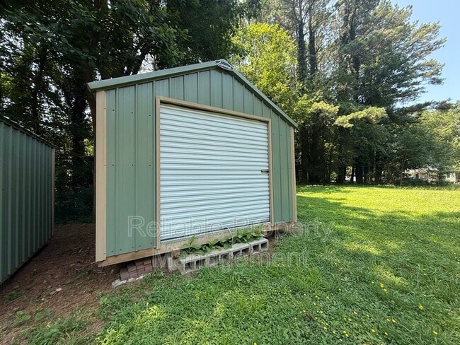 Building Photo - 727 Locust Ln