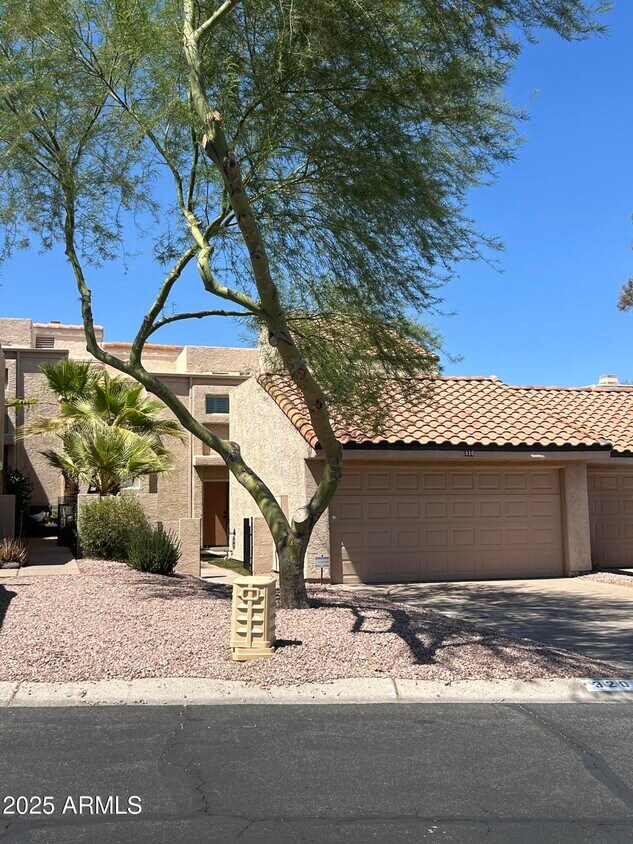 Primary Photo - 320 E Larkspur Ln