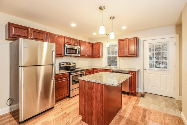 Building Photo - 1007 River View Ln