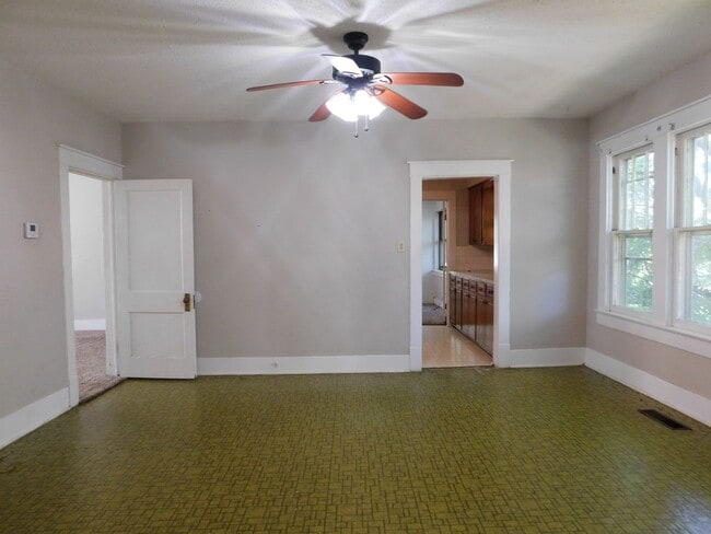 Building Photo - Cute 3 Bedroom 2 Bath House