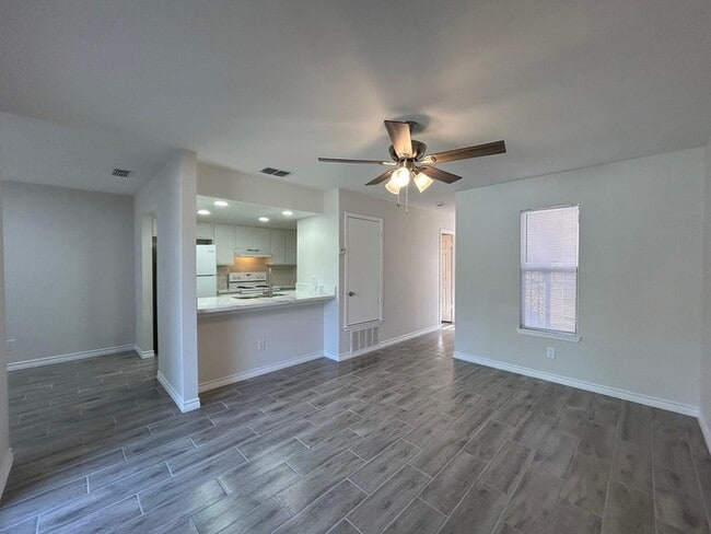 Foto del edificio - 100 Hillside Rd