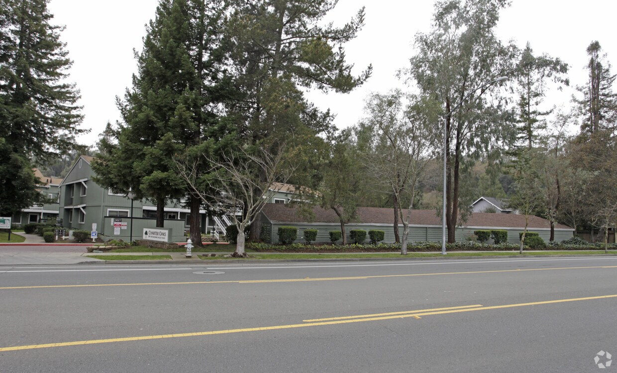 Foto principal - Charter Oaks Apartments