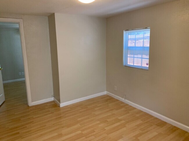 Building Photo - Tucked Away Antioch Home!