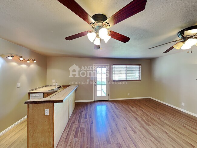 Building Photo - 1040 W Manchester Drive