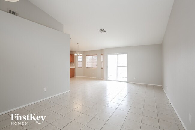 Foto del edificio - 5820 Meadow Dale Dr