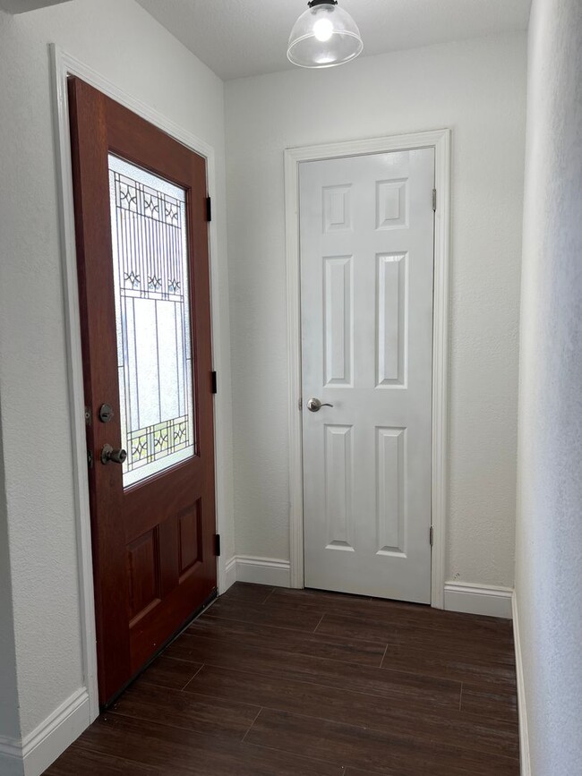 Building Photo - Spacious 3 Bedroom
