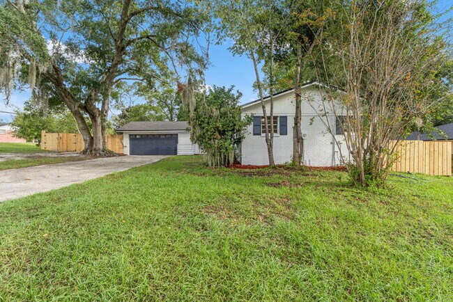 Foto del edificio - Orange Park 4 Bedroom Home With Upgraded Features Throughout