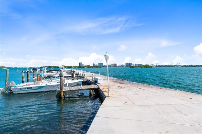 Foto del edificio - 2700 NE 135th St