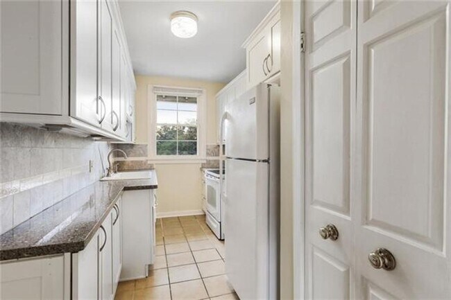 Building Photo - St Charles Ave 1BR with OFF STREET parking...
