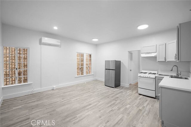 Building Photo - 228 S Kenwood St