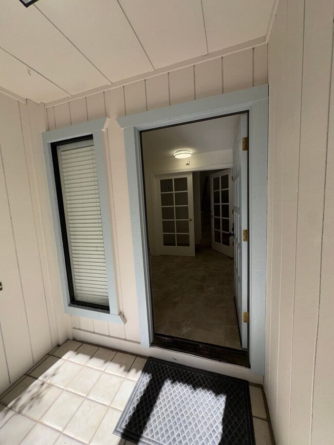 Foto del edificio - Walking distance to beaches, restaurants, 3 bedroom, 2 bathroom, upstairs level of home