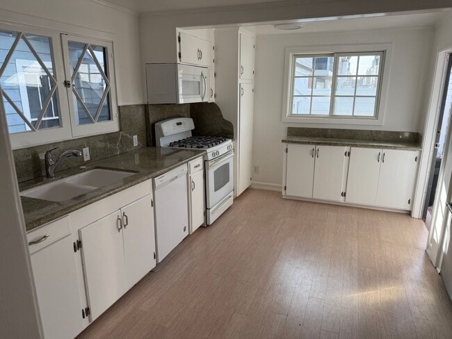 Building Photo - 2 Bedroom 2 Bath