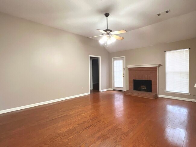 Foto del edificio - 9347 Garden Woods Dr