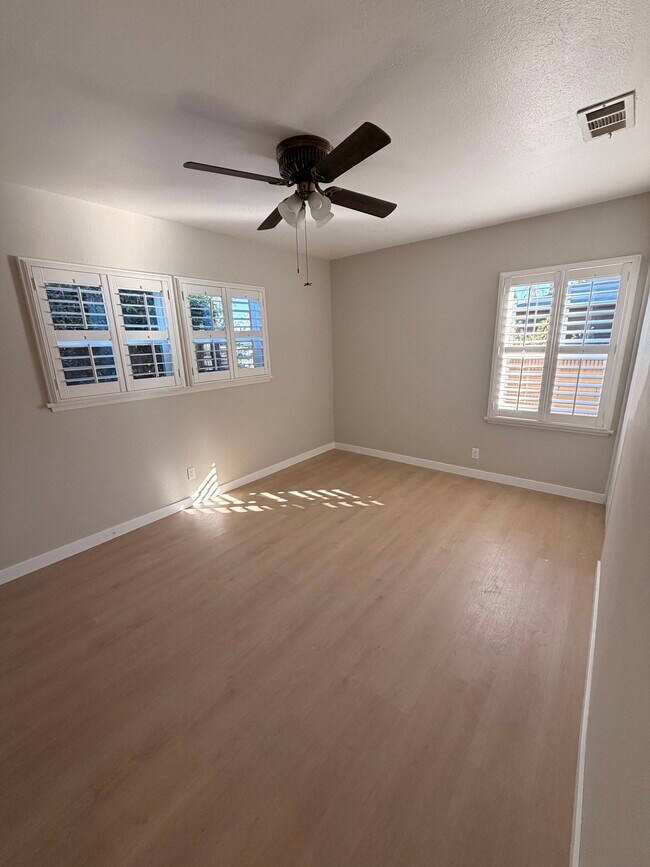 Foto del edificio - 13247 Columbia Way