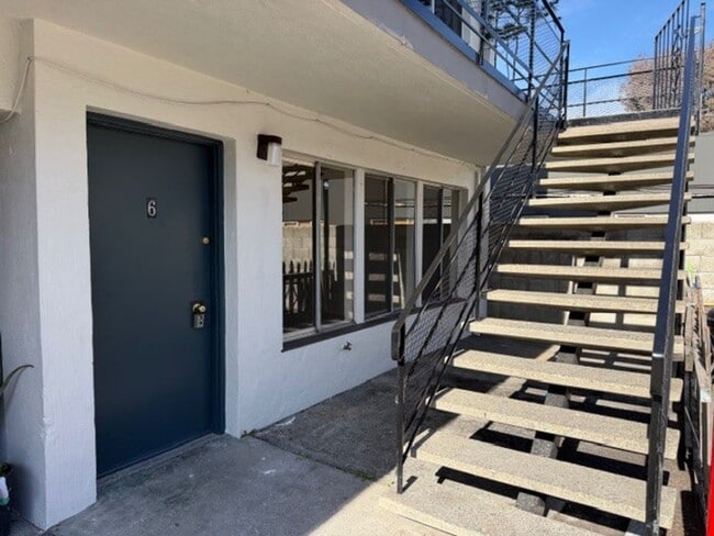 Building Photo - 1728 Broadway St