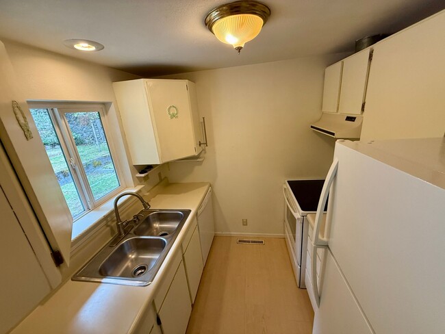 Building Photo - Available Now, Quaint 3-Bedroom Gem Across from Ridgecrest Elementary